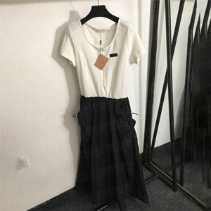 Saias de vestido de crachá de cartas para mulheres moda vestidos de emenda brancos pretos de manga curta Salia longa roupas femininas