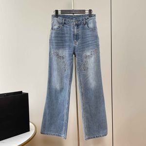 2024 Blue Straight Hollow Out Brodery Slim Free Frakt Women's Jeans Designer Women's Denim Pants 52934