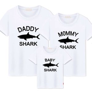 Roupas de verão mamãe pai e crianças vestem estampas de tubarão figurina de figurino