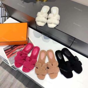 Slippers da moda Sandálias de lã de pele feminina da moda com fivela de plataforma, cores de doces, calçados de grife, inclui caixa