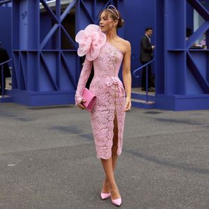 ピンクのレースシースプロムドレス片側サイドスプリットパーティードレスドレスティーの長さの手作りの花の幻想女性フォーマルイブニングウェア