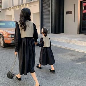 Mor och dotter matchar lika klänning vår fransk stil kvinnor långärmad klänningar familj båge mamma baby flicka klädkläder