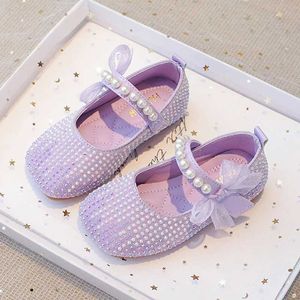Flat Shoes Purple Lace Bowknot Ballet Flats för barn 2024 Spring New Pearls Rhinestone Mary Jane Shoes Girls Square Toe Princess Zapatos WX5.28