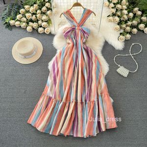 Fashionabla Rainbow Stripe V-hals Rem klänning för kvinnors strandsemester Sexig hängande hals Öppen rygg midja stor sväng lång klänning