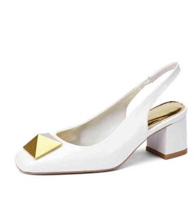 Yeni kadın039s ayakkabı topuklular orta tıknaz topuklu askı pembe pompalar 2022 Lüks Tasarımcı Bayan Ayakkabı ve Sandalet Patent Deri G26119008