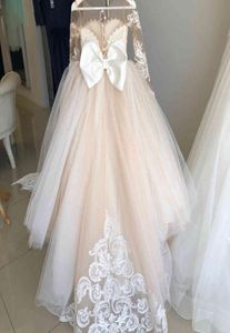 Damer Down Parkas Classic Tulle Flower Girl Dress with Bow Lace Appliques Lång ärm för bröllopsfödelsedag Ball Gown First Holy C8153570