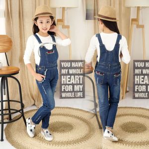 Nya barn overaller för flickor hål rippade byxor barn denim bib jumpsuit tonårs jeans spännbyxor b2405