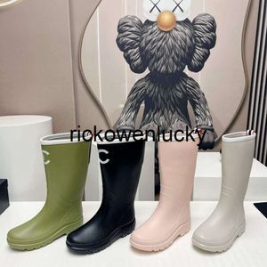 Chanells Luxury Channel Rain Designer Boots Lady Coco Booties Boot Flat Rubber Shoes Square Toe Womens Rain Boots Thick Heel Sole Ankel Wome gummi höjd 32 cm
