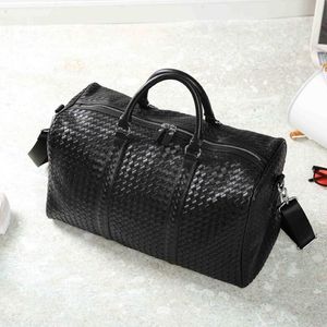 Factory wholesale men handbag hand-coded fashion Knitting bag street fashions Crochet leather fitness bags outdoor sports leisure trave 248u