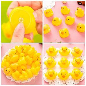 10/20/40pcs Mini Pvc Yellow Duck Water Game Playing Squeeze-brzmiący kaczka DUCKIE Baby Bath Cool Toy L2405