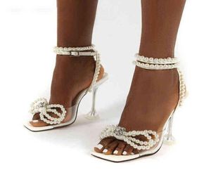 2022 New Sandals 여성 신발 스파이크 발 뒤꿈치 열린 발가락 진주 나비 나노 명확한 투명 하이힐 발목 끈 버클 펌프 Y220203565360