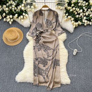 Pendlare kvinnors klänning 2024 sommar ny stil för damer att bära lätt mogen stil tie up midja satin tryckt kjol