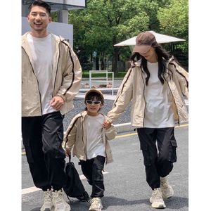 家族を一致するジャケットファッション母娘秋の新しい父と息子の男の子の服が韓国の子供の服をセットする