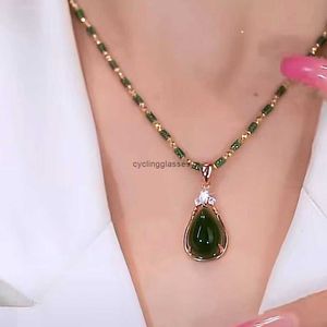 2024New Lucky Flower Pendant Womens Imitation Hotan Jade Apple Green Cats Eye Inlaid Necklace High Level Design 1I5TP