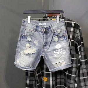 Летние мужские носимые бусинки Джинсы для нищей корейская мода с тонкими джинсовыми шортами мужчина темно -синие короткие брюки 240528