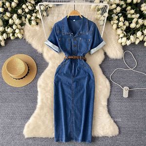 Koreansk version av minimalistisk och avancerad polokolv denim klänning för kvinnors sommarbälte smal och slitsdesign temperament och lång kjol