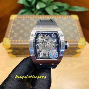 Wrist Watch مصمم RM Watch عالي الجودة فاخرة فاخرة نبيذ برميل على شكل علبة التيتانيوم مرآة الياقوت 1Sye