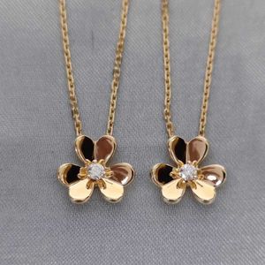 Klassisk charmdesign Vanly Necklace för kvinnor Lucky Diamond Clover Womens Chain Fresh Elegant Flower Fashion Versatile Simple 5S26