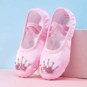 Flat Shoes Girls Embroidered Cartoon Crown Ballet Shoes Kids Dance Slippers Professional Soft Sole Girls Female Ballet Yoga Gym Dance Shoes WX5.28