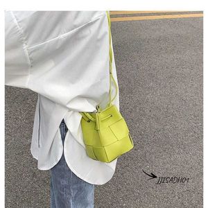 Дизайнерская кассетная сумка г -жа Сяобао 2024 Новая мини -сумка для плеча универсальная тканая ковша сумка уникальная телефонная девушка лето