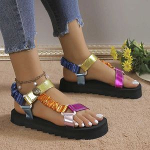 Sandały damskie letnie płaskie luksusowe sandały plażowe stopy na zewnątrz swobodne kapcie sandały designerskie 2024 T240528