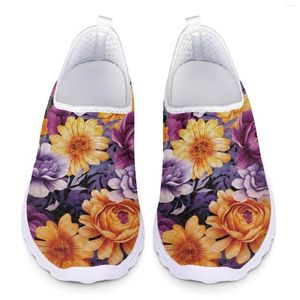 Повседневная обувь цветы узор летняя светлая женщина.