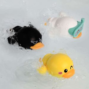 Śliczne zegarowy clockwork Little Yellow Duck Baby Bath Toys Children Chłopcy Dziewczyny bawiące się w wodzie zestawu łazienki L2405