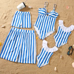 2024 Summer Holiday Beach Wear Family Matching Roupfits Striped Mom Filha Filha de Fuía de uma Peça São Nada de Swimming Shorts L2405