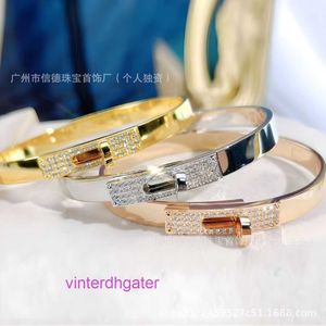 A Hrms Light Luxury Advanced Design Sense Clasp Unisex Designer Fashion Bracelet Bracelet 925 Pure Silver Electroplated 18k Gold Full Diamond Elegant Fashion