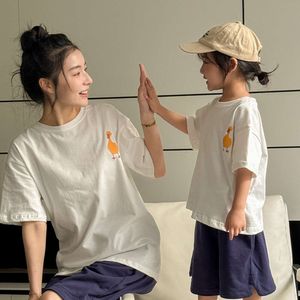 Family Outfits Mom Dotter Matchande kortärmad TEES Dad och son Cotton T Shirts Shorts Two Piece Set Korean Kids Clothes