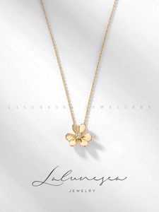 Klassisk charmdesign Vanly Necklace for Women Silver Plated 18k Gold med enkel smidig lycklig mångsidig stil G82m