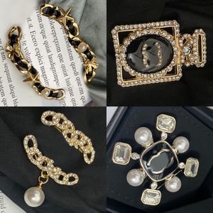 20 Style Designer Crystal Pearl Brosch varumärke C-Letter Pins Brosches Women Elegant Wedding Party Jewerlry Accessories Gifts