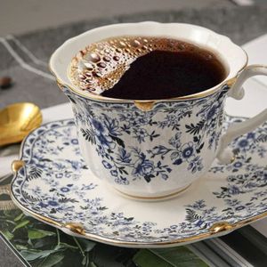 Ossos China Britânica British e White Coffee Cups Presuores Conjunto de cerâmica Retro Europeu Luxo Luxo Floral Tarde Copo 240529