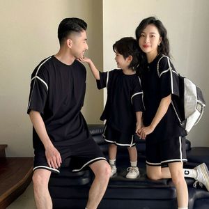 Familj två kläder mode fader mamma son dotter matchande kläder set korea pappa mamma barn topp shorts 2 bit dräkt