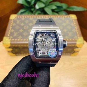 Wrist Watch مصمم RM Watch عالي الجودة فاخرة ووتش نبيذ برميل على شكل تيتانيوم علبة الياقوت مرآة فينه