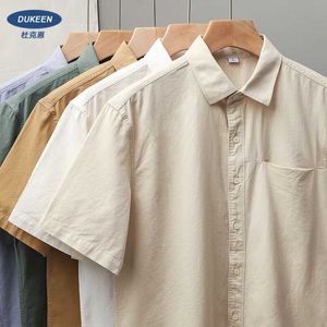 Camisas de vestido masculinas Dukeen Casking Camisa de algodão curta Mens de verão Tide senso sênior de camisa retro polegada de cor sólida camisa branca q240528