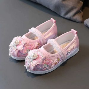 Platta skor handgjorda blommor broderade skor för flickor Flat bomullskläder kinesiska stil barnen hanfu prestationsskor barn rosa wx5.28i0lg