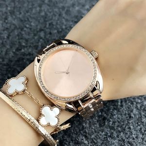 Modemärke Kvinnor Girl Big Letters Crystal Style Metal Steel Band Quartz Wrist Watch M57 241Q