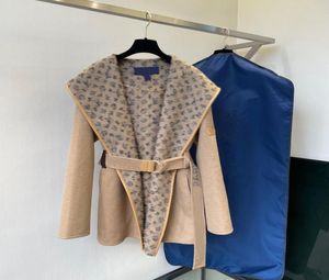 2022 Women039s Jackor Luxury Brand Winter Khaki Hooded Cape Coat with Belt Women New Designer Lous Loose Long Jackets9281878