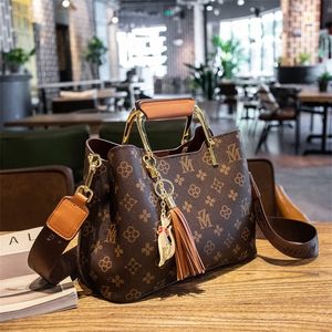 Factory online sale Old flower bucket large capacity New Single Shoulder Messenger Bag Hand women's bag 180v