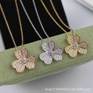 Klassisk charmdesign Vanly Necklace for Women Gold Diamond Lucky Clover Womens Smooth Penals Chain O53M