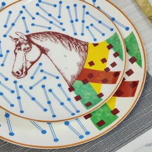 Tallrikar lyxiga häst ben porslin rätter och porslin kaka maträtt konditoriverfack keramiskt bordsartiklar stek middag