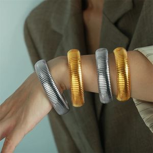 Xialuoke Vintage Geometrisches Metall mit vertikalen Streifen mit Breitarmband für Frauen Lady Stretch Armband Chunky Armreifen Schmuck 240511