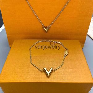 Роскошное бренд ожерелье для подвесной дизайнерской ювелирной ювелирной ювелирной украшения Cjeweler Письмо с золотой серебряной цепью для мужчин.