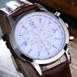Нарученные часы 2022 Высококачественные бренды мужчинам, смотрит на повседневную моду, мужской кожаный ремешок Quartz Watch Outdoor Sports Blue 3 Color 2412