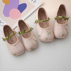 Sapatos planos para crianças elegantes bordados sapatos de garotas primavera rasa de solo solo de solas infantis para criança princesa Mary Janes 240528
