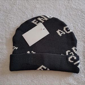 Klasyczny projektant jesiennej zimowej czapki czapki gorący styl mężczyźni i kobiety moda uniwersalna dzianina jesienna wełna wełniana ciepłe czapki czaszki 3175