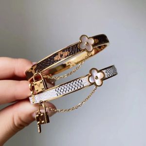 Designer di marchi di lusso L Famiglia v Lettere Bracciale alla moda V Bracciale a trifoglio a quattro foglie 925 argento placcato con gioielli di gioielli in oro da 18 K Gift per feste di nozze