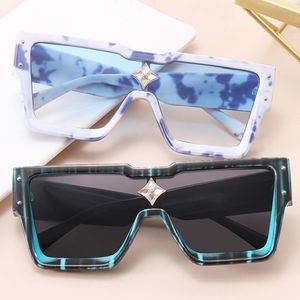 Occhiali da sole 2021 Design Diamond Shignded Women Ladies Sun Glasses Square Eyewear Female Travel Tandone Gafas 233A