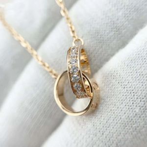 V Material de ouro Colar de charme de qualidade de luxo Colar de duas formas redondas com diamante em duas cores banhadas têm vetão de bolsa V1